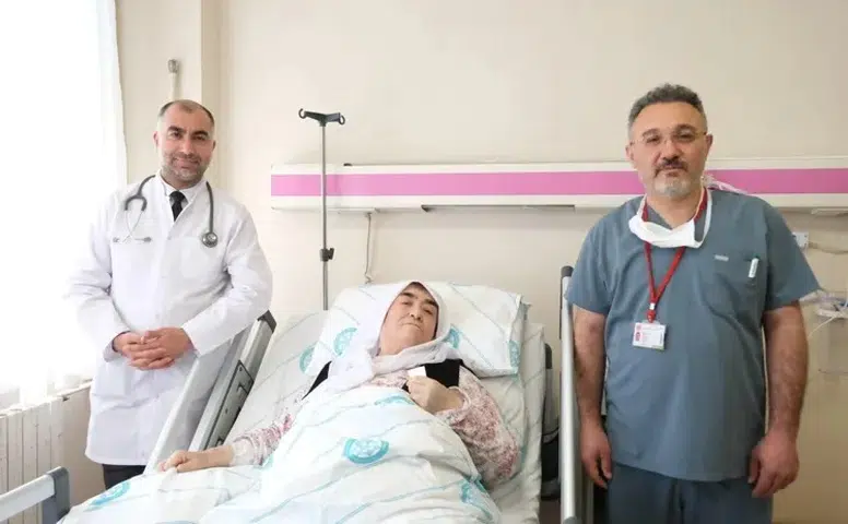 Sivas'ta tıp dünyasını şaşırtan operasyon: 77 yaşındaki kadının göğsünden dev kitle çıktı