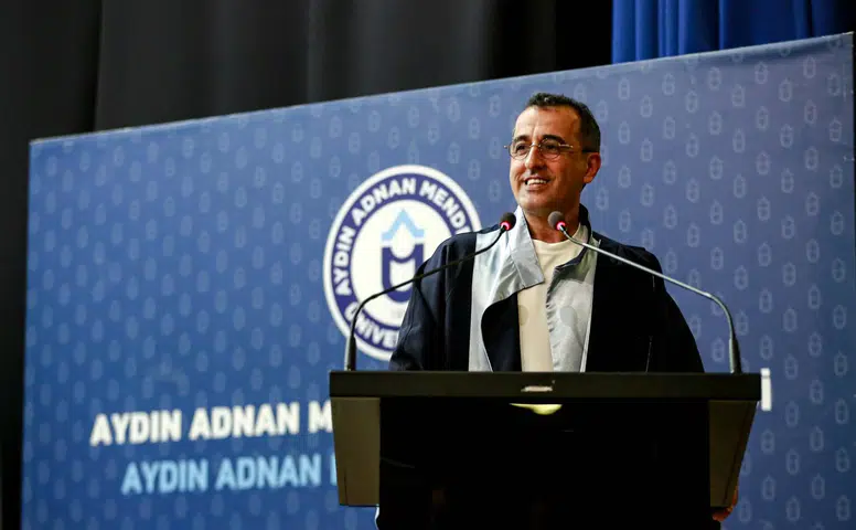 Güvenlik görevlisi olarak girdiği üniversiteden fakülte birincisi olarak mezun oldu