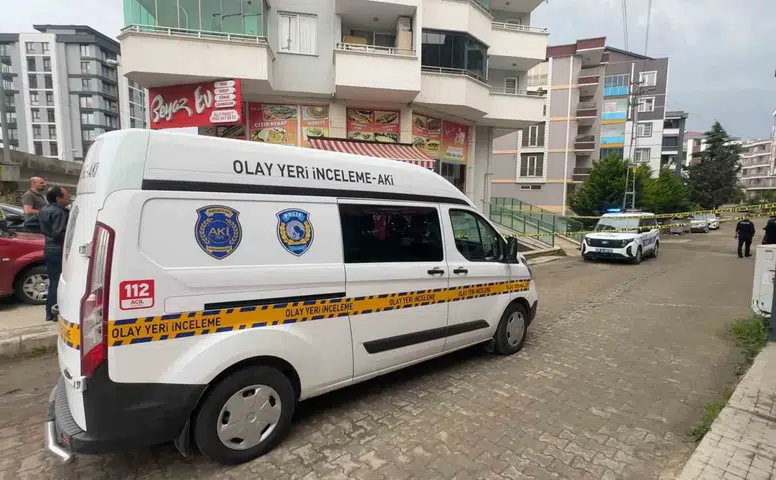 Samsun Atakumda bir kadın dördüncü kattan beton zemine düştü