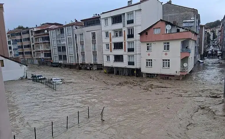 Samsun'da kabus dolu anlar: Hacı Osman Deresi taştı, ilçe merkezi sular altında kaldı