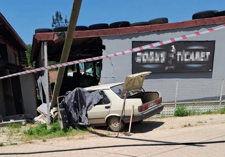 Duvara çarpan otomobildeki yaşlı çift öldü