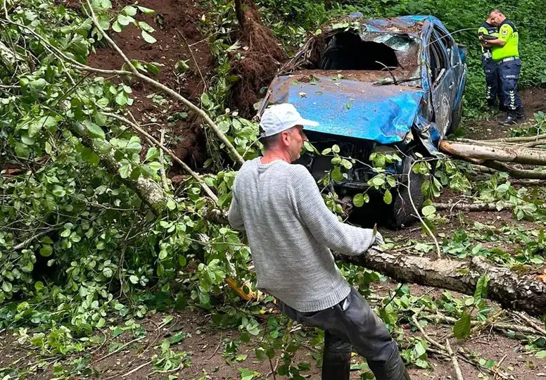 Uçuruma yuvarlanan araçta karı koca can verdi