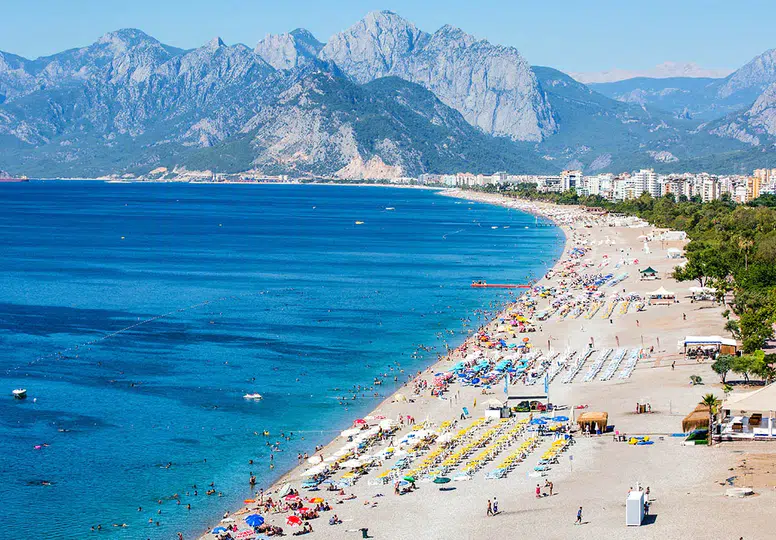 Antalya kavurucu sıcaklara teslim oldu: Plajlarda yer kalmadı