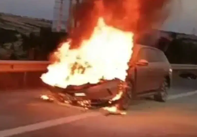 Elektrikli araç bir anda alev aldı: Aile saniyelerle kurtuldu!