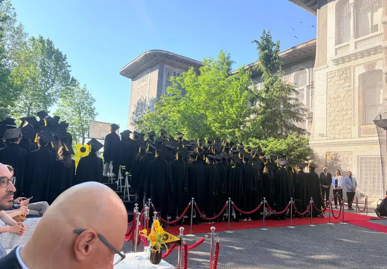 Kürsüye sırtlarını dönen öğrenciler töreni durdurdu