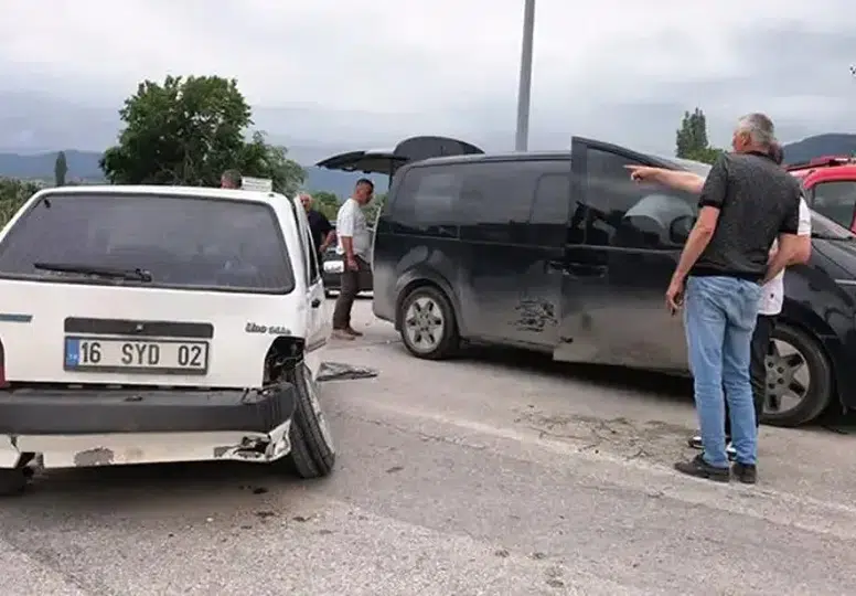 İnegöl'de ortalık savaş alanına döndü: Kavşakta feci kaza, 9 yaralı