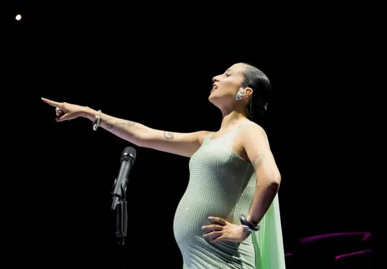 Melike Şahin'den karnı burnunda performans