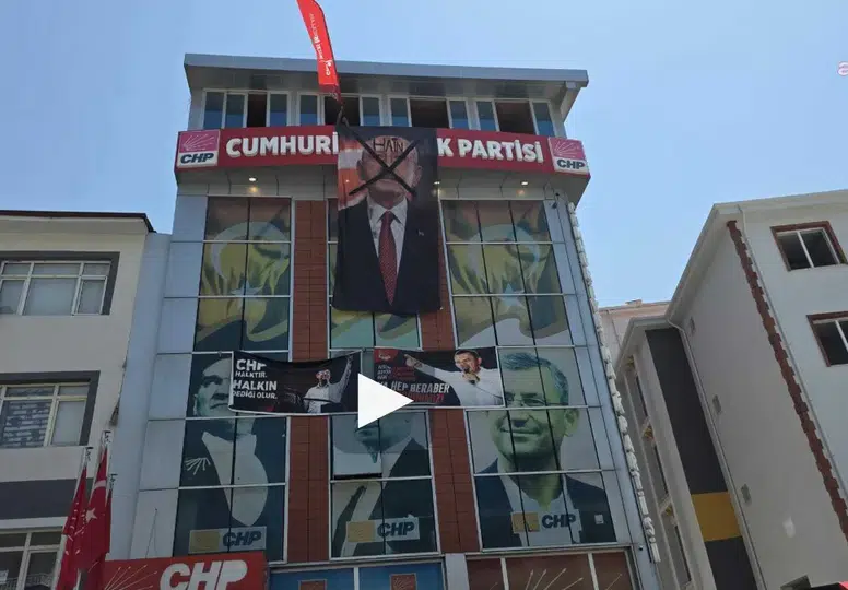 CHP'de gece yarısı baskını: İl binasına "Hain" yazılı pankart asıldı
