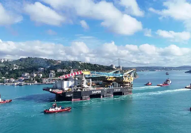 Dev gemi, tüm boğazda trafiği kilitledi!