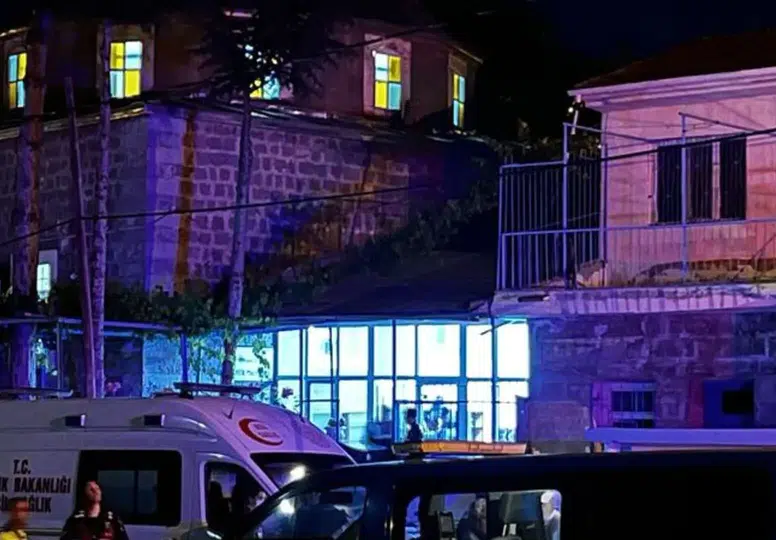 Namaz öncesi dehşet: İki kişi bıçaklanarak öldürüldü
