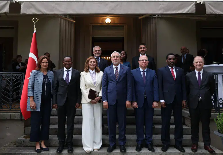 Bakan Işıkhan Cenevre'de çalışma dünyasının liderleriyle buluştu