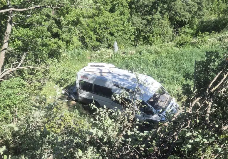 Burdur'da minibüs dehşeti: Tarlaya uçan araçta 8 kişi yaralandı