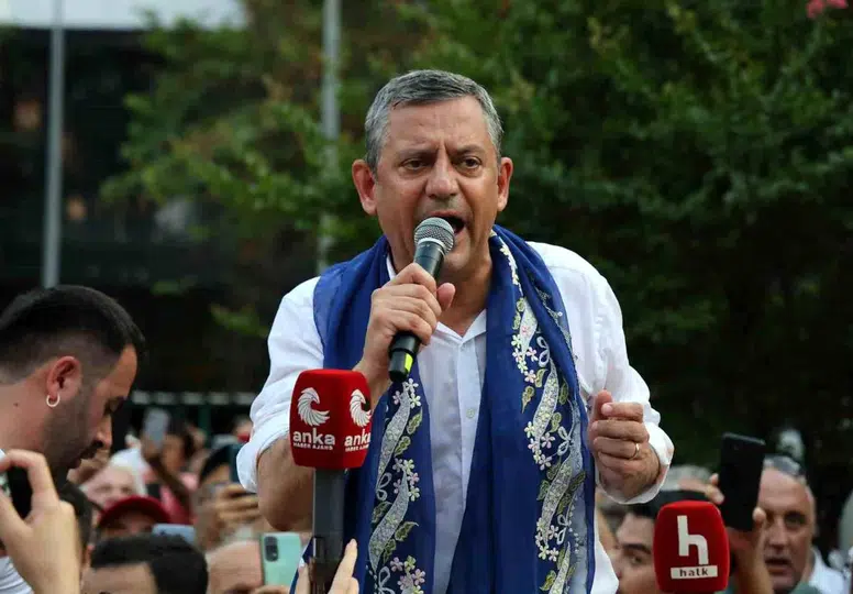 Özgür Özel'den Adana'da rest: CHP'de değişim olmazsa yeni rota çizilecek