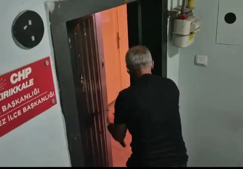 devir teslim şoku: Yeni başkan binaya bakın nasıl girebildi