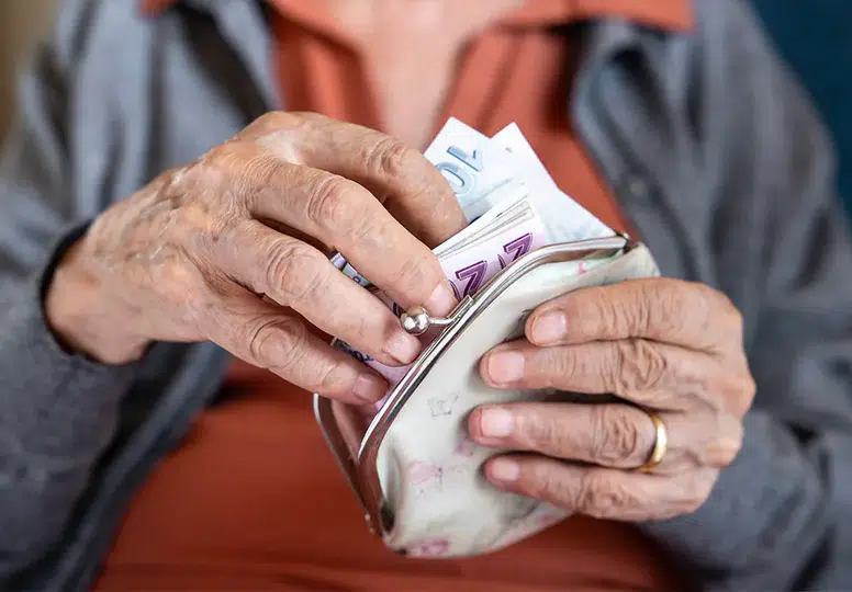 Emeklilerin gözü kulağı Meclis'te: İşte beklenen zam miktarı...