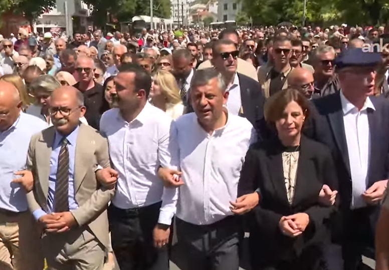 Sokaklar Özgür Özel için doldu taştı: Yolun sonu iktidar mesajı