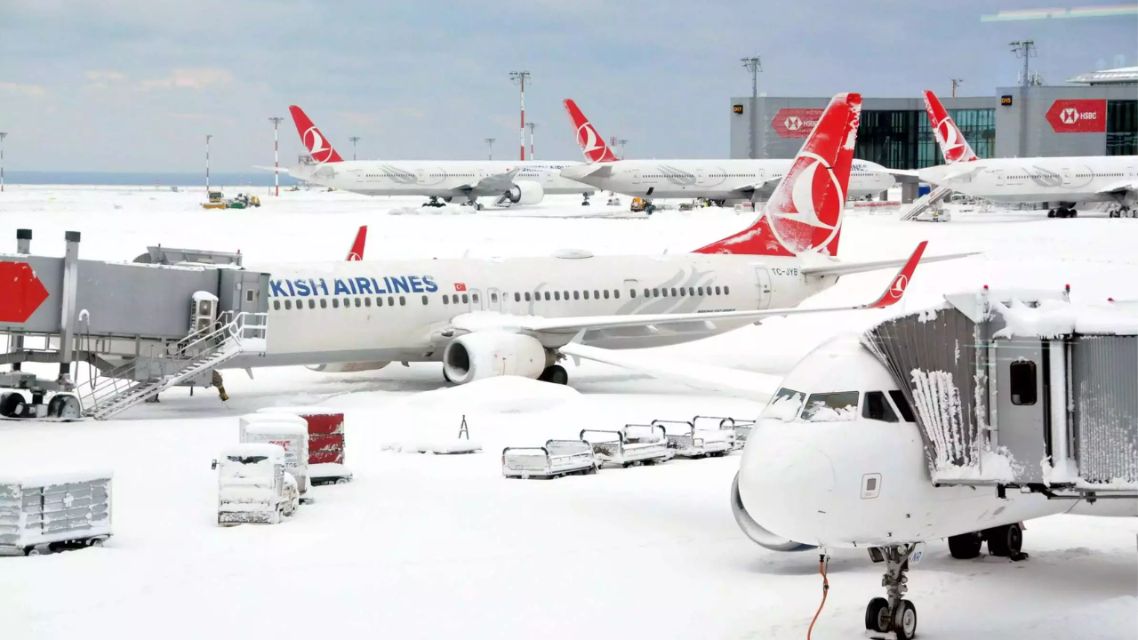 İstanbul’da Ulaşıma Hava Engeli Yüzlerce Uçuş Iptal Edildi (1)