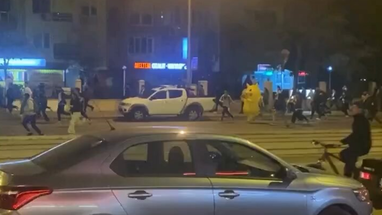 Antalya’da Mizahla Direniş Pikachu Kostümlü Eylemcinin Polisten Kaçışı Kahkahalara Boğdu (2)