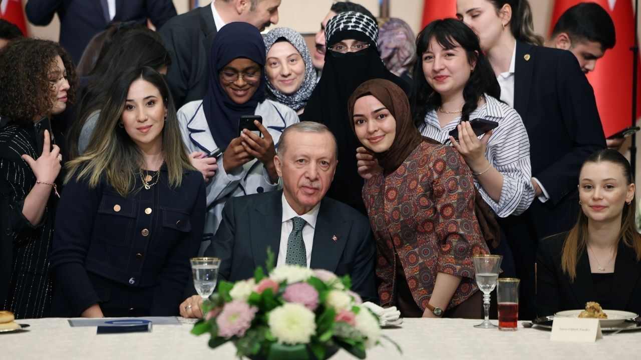Cumhurbaşkanı Erdoğan'dan Gençlere Çağrı Provokasyonlara Gelmeyin! (2)