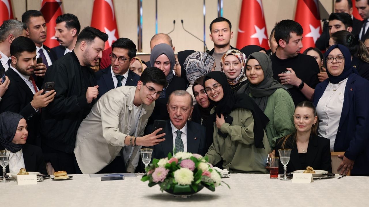Cumhurbaşkanı Erdoğan'dan Gençlere Çağrı Provokasyonlara Gelmeyin! (3)