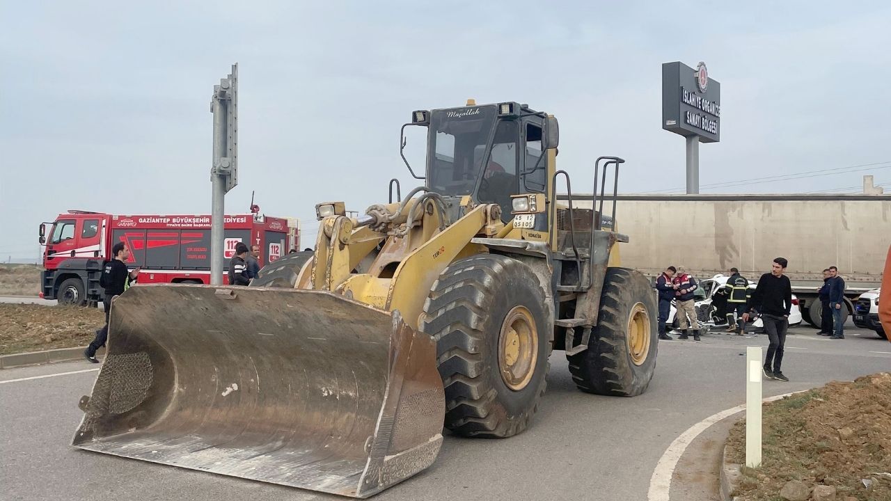 İş Makinesi Ile Otomobil Çarpıştı Genç Adam Yaşamını Yitirdi! 4 Yaralı Var (1)