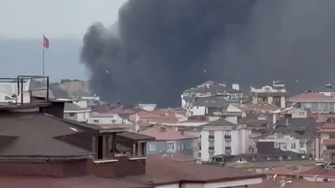 Pendik’te Bir Depoda Korkutan Yangın Ekipler Yangına Müdahale Ediyor (1)