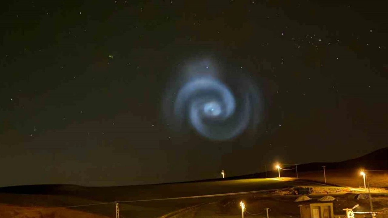 Siirt Semalarında Gizemli Işık Spirali Ufo Mu, Roket Mi (1)