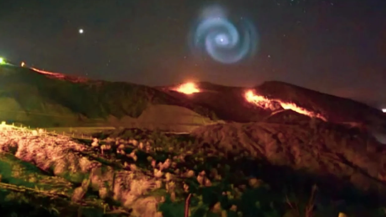 Siirt Semalarında Gizemli Işık Spirali Ufo Mu, Roket Mi (2)