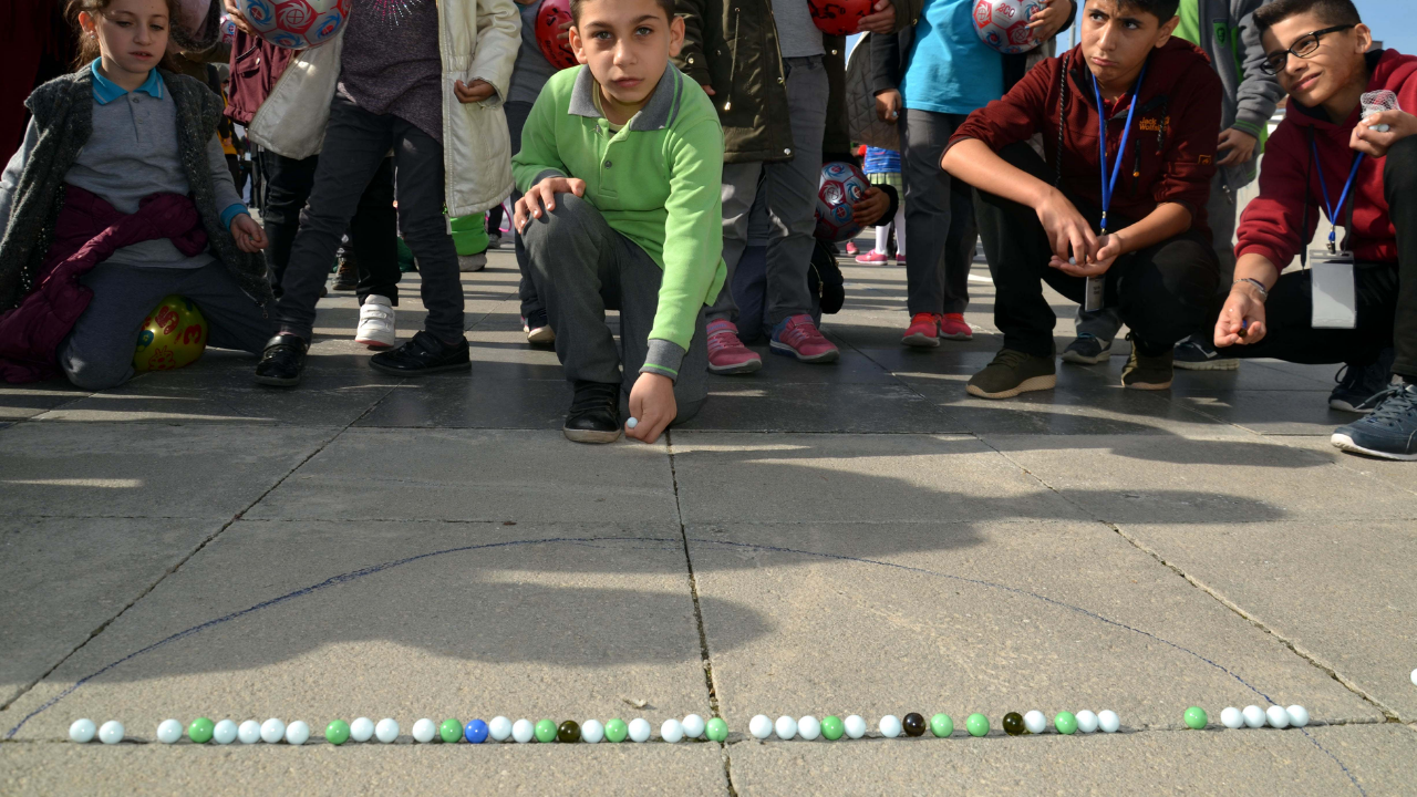 Tozlu sokakların yerini dijital ekranlar aldı: Sosyal medyadan önce çocukluk nasıldı? 4