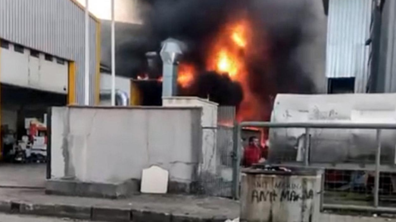 Tuzla Organize Sanayi Bölgesi’nde Korkutan Yangın Alevler Gittikçe Büyüyor (1)