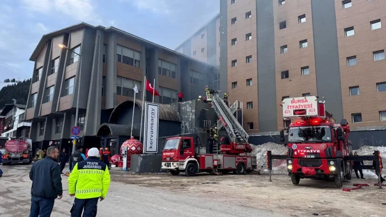 Uludağ’da Kapatılan Otelde Yangın 2 Kişi Hayatını Kaybetti (1)