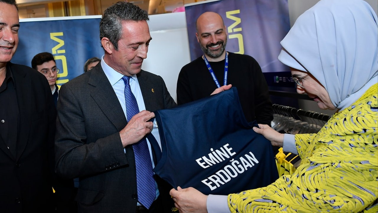 Ali Koç’tan Emine Erdoğan’a Büyük Jest Özel Fenerbahçe Forması Hediye Etti! (2)