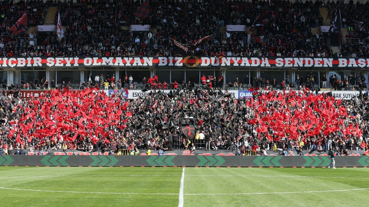 Amatör Lig’de Süper Lig Atmosferi Eskişehirspor’un Maçına 20 Bin Kişi Geldi (1)