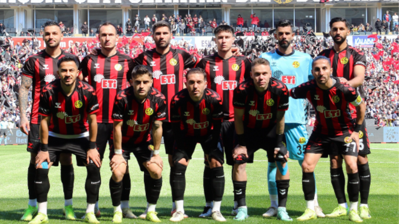Amatör Lig’de Süper Lig Atmosferi Eskişehirspor’un Maçına 20 Bin Kişi Geldi (3)