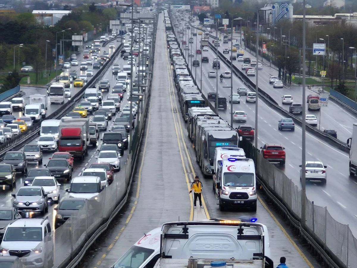 Avcılar’da Feci Metrobüs Kazası 10 Yaralı, Seferler Durdu (1)