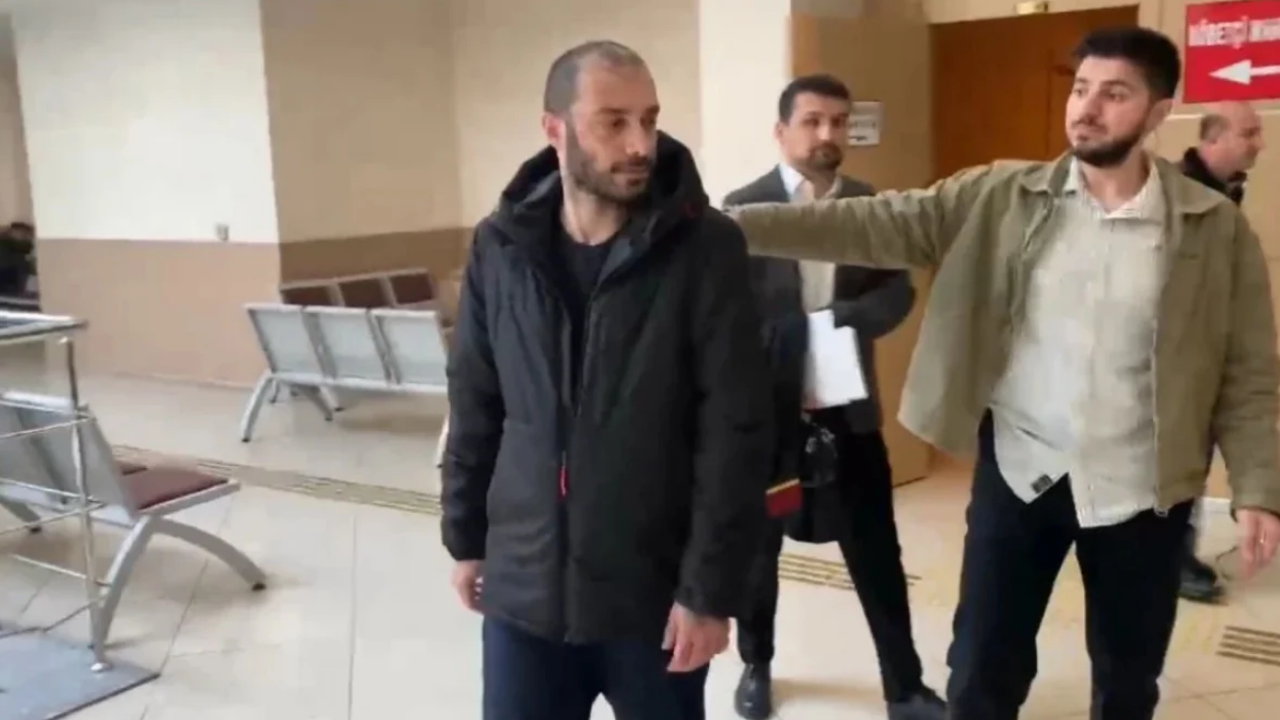 Babasına Şiddet Uygulayan Sansar Salvo’nun Cezası Belli Oldu 1 Yıl 6 Ay!