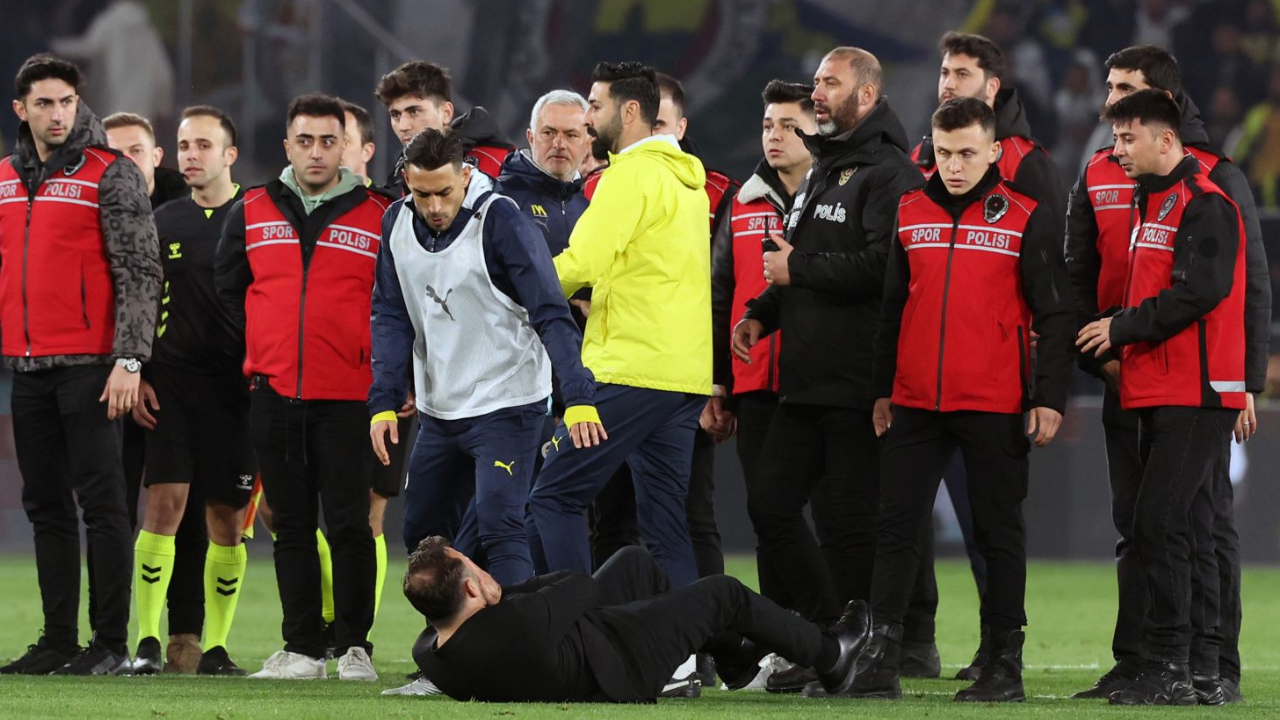 Derbide Maç Sonu Sahada Olay Jose Mourinho, Okan Buruk’un Burnunu Sıktı (1)