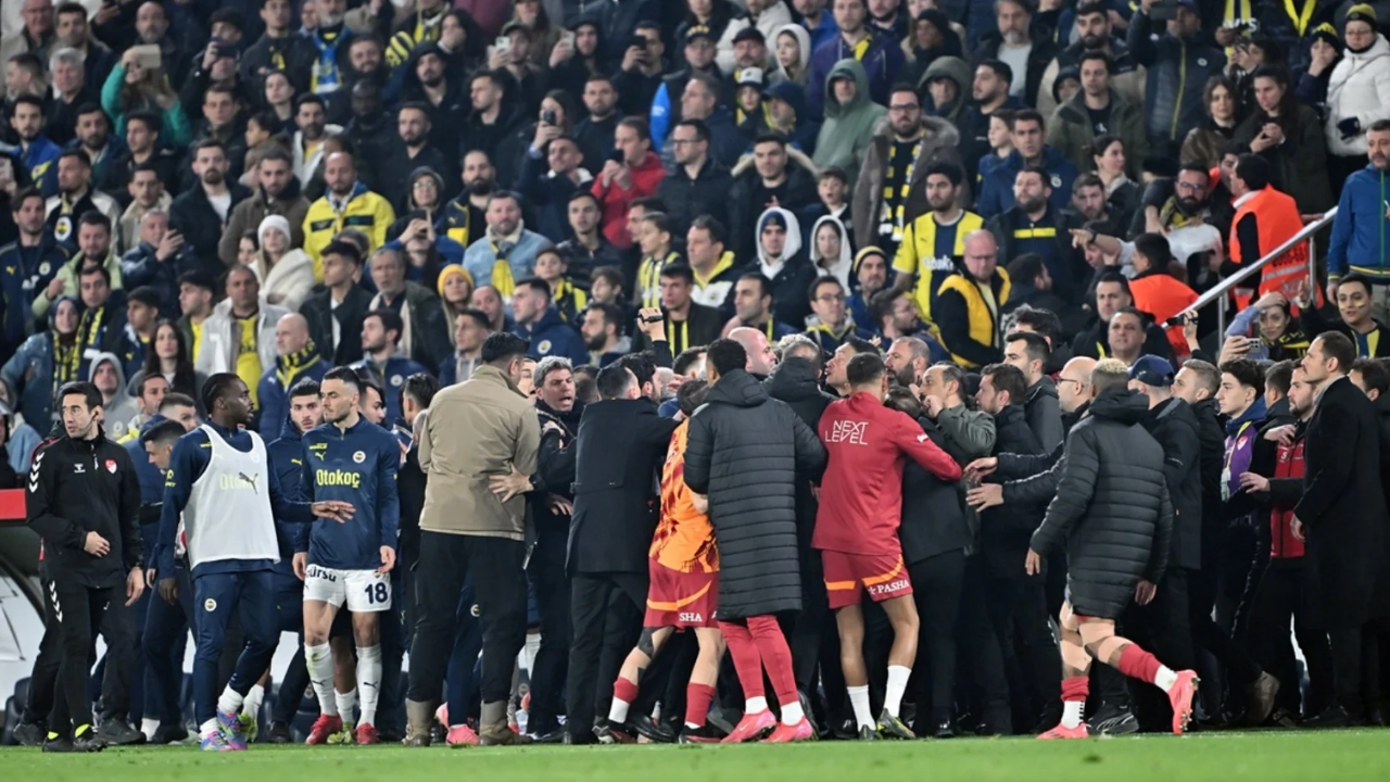 Derbide Maç Sonu Sahada Olay Jose Mourinho, Okan Buruk’un Burnunu Sıktı (2)