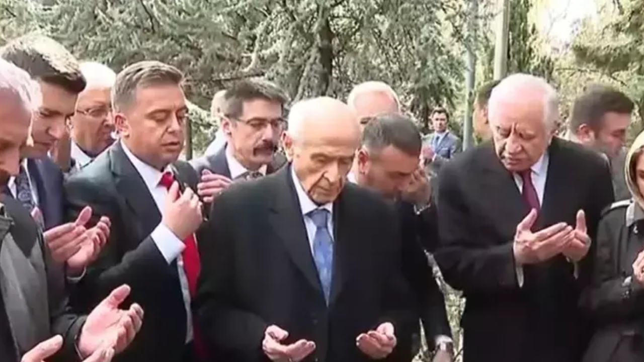 Devlet Bahçeli Aylar Sonra Ilk Kez Görüntülendi Alparslan Türkeş’in Kabrinde Dua Etti (1)
