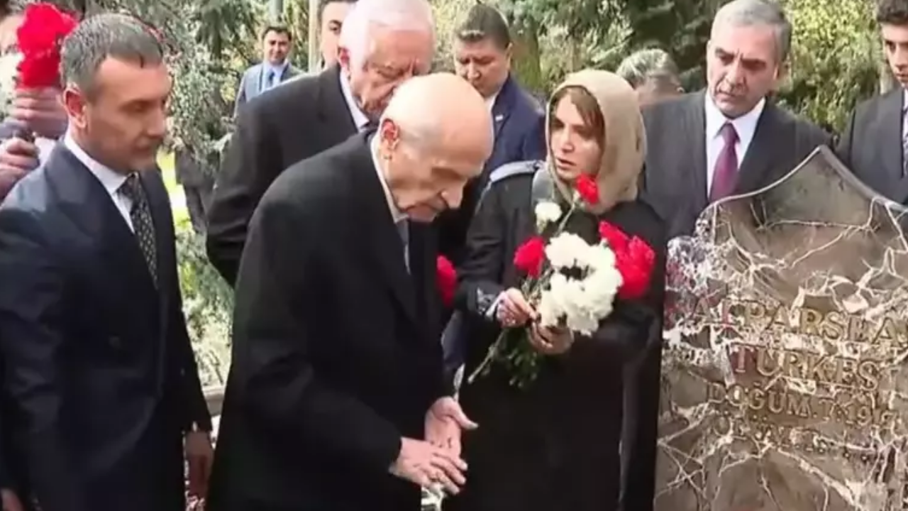 Devlet Bahçeli Aylar Sonra Ilk Kez Görüntülendi Alparslan Türkeş’in Kabrinde Dua Etti (2)