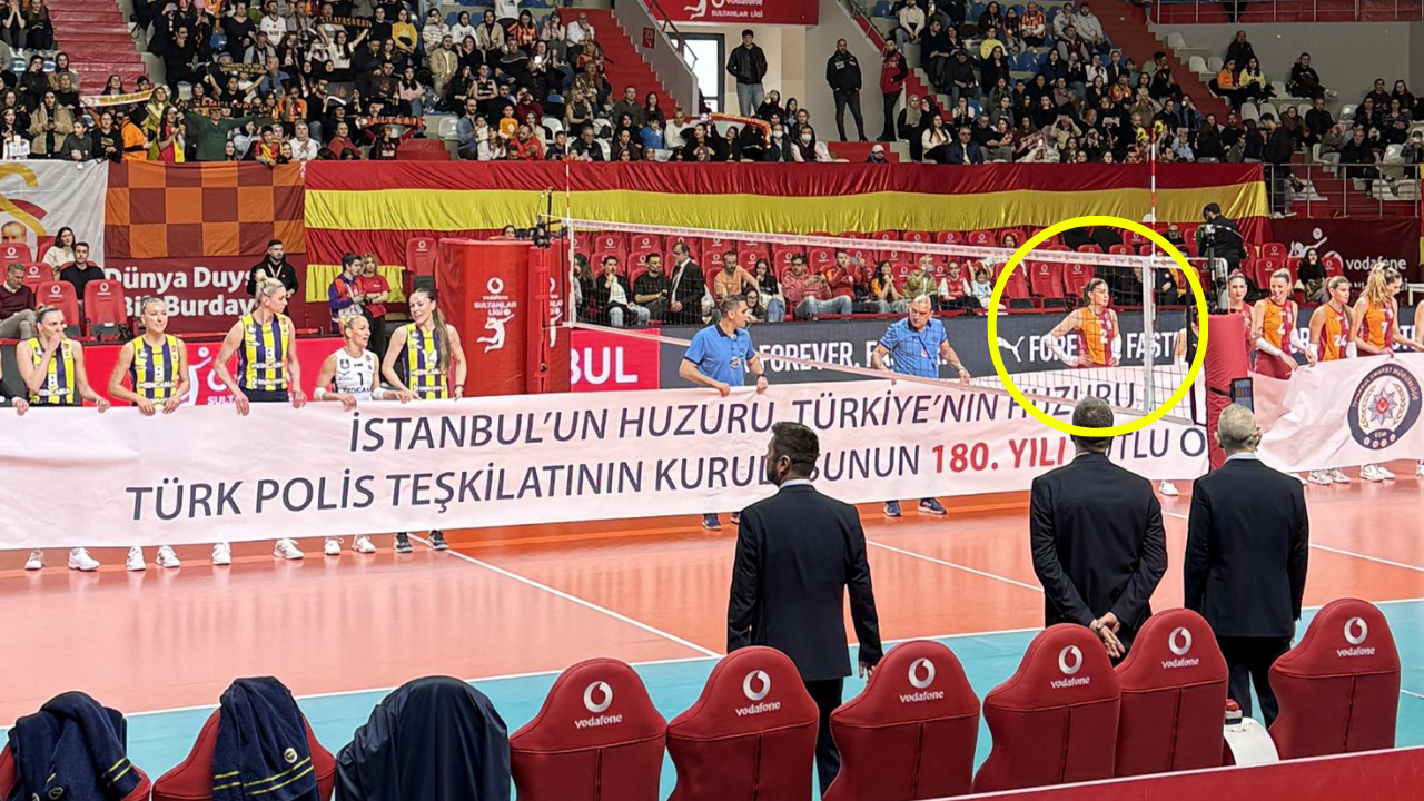 Galatasaray Kaptanından Polis Kutlamasına Protesto İlkin Aydın Pankartı Tutmadı (2)