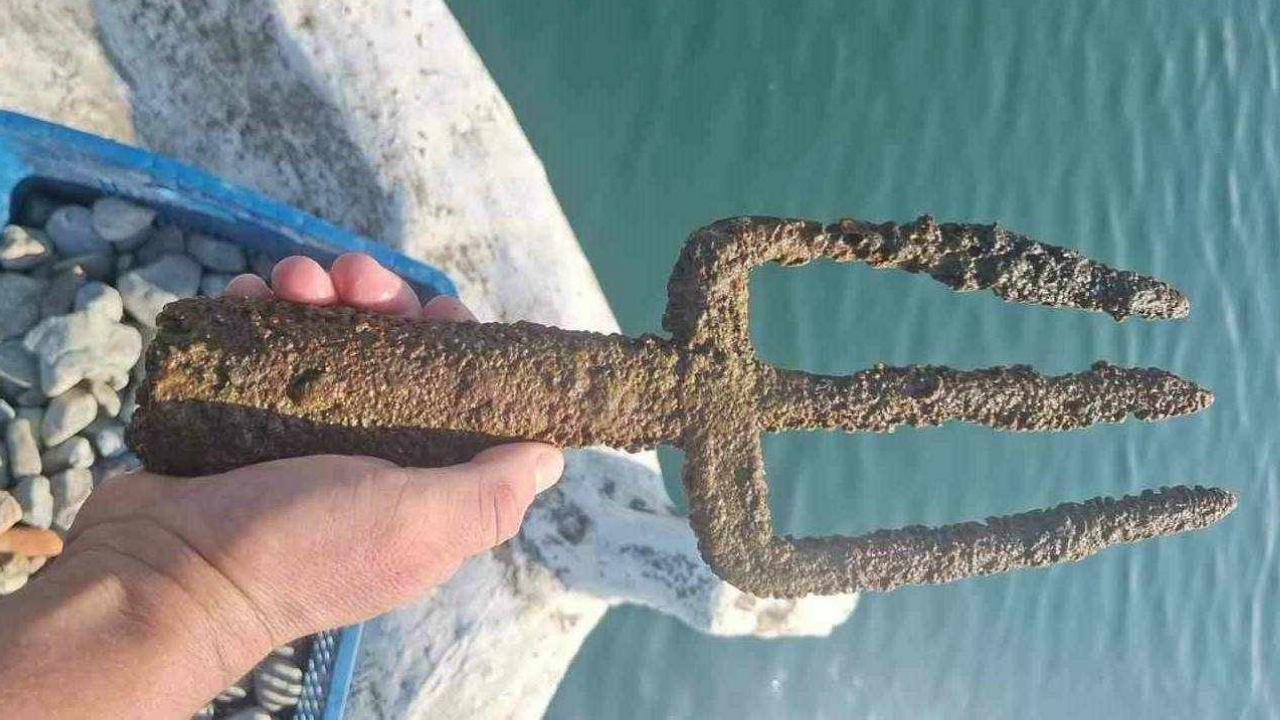 İznik Gölü’nde Tarihi Eser Keşfi Roma Dönemi’ne Ait Poseidon Mızrağı Bulundu (2)