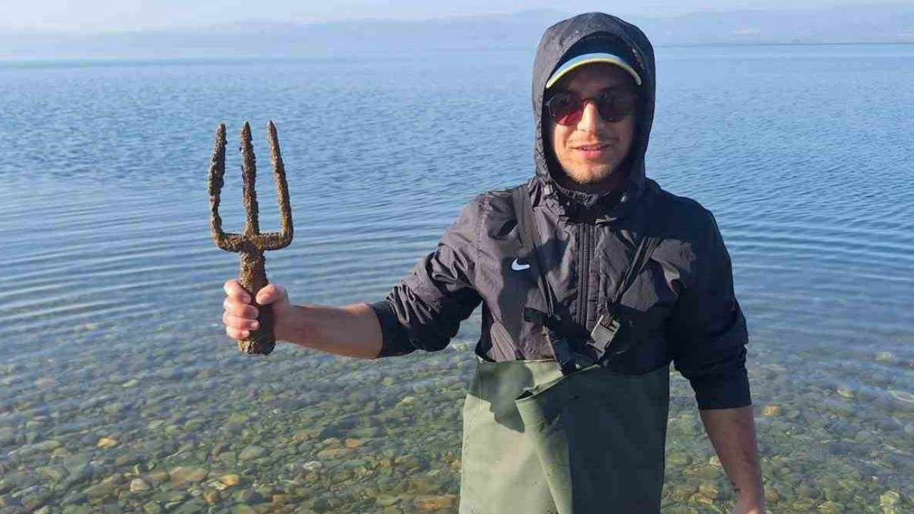 İznik Gölü’nde Tarihi Eser Keşfi Roma Dönemi’ne Ait Poseidon Mızrağı Bulundu
