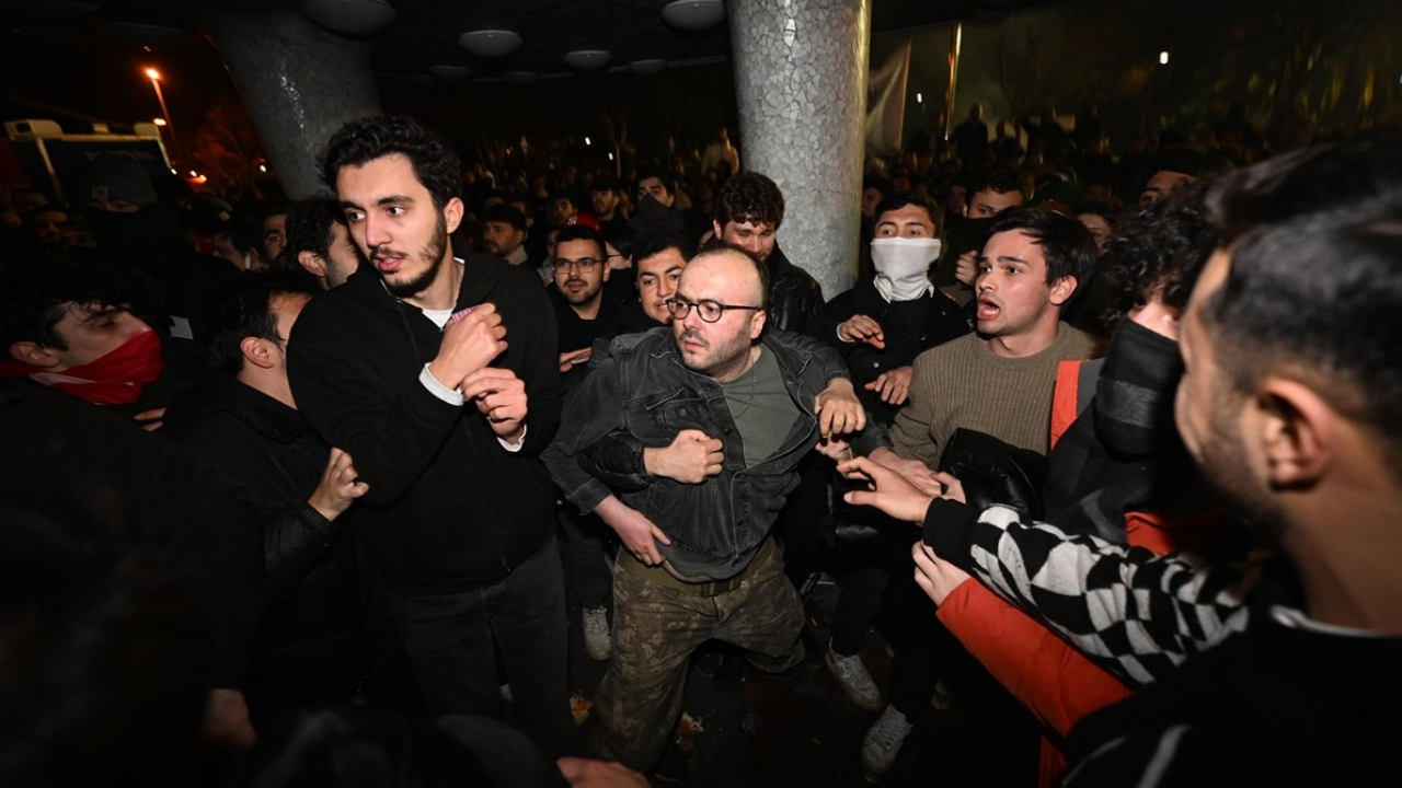 Mabel Matiz’den Gençliğe Selam Şarkısı “Ay Yıldız Alnında, Gök Mavi Kalbinde’’