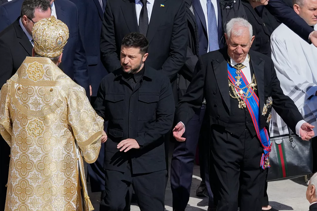 Papa Francis’in Cenazesinden Tarihe Geçen Fotoğraflar! 3