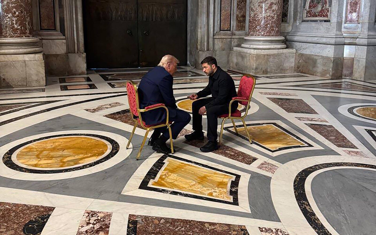 Papa Francis’in Cenazesinden Tarihe Geçen Fotoğraflar! 4