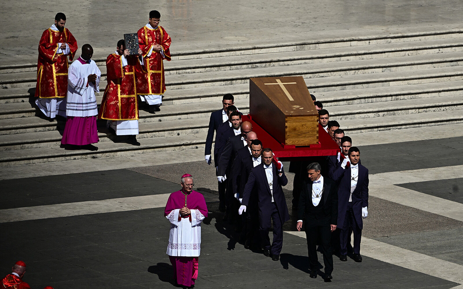 Papa Francis’in Cenazesinden Tarihe Geçen Fotoğraflar! 6