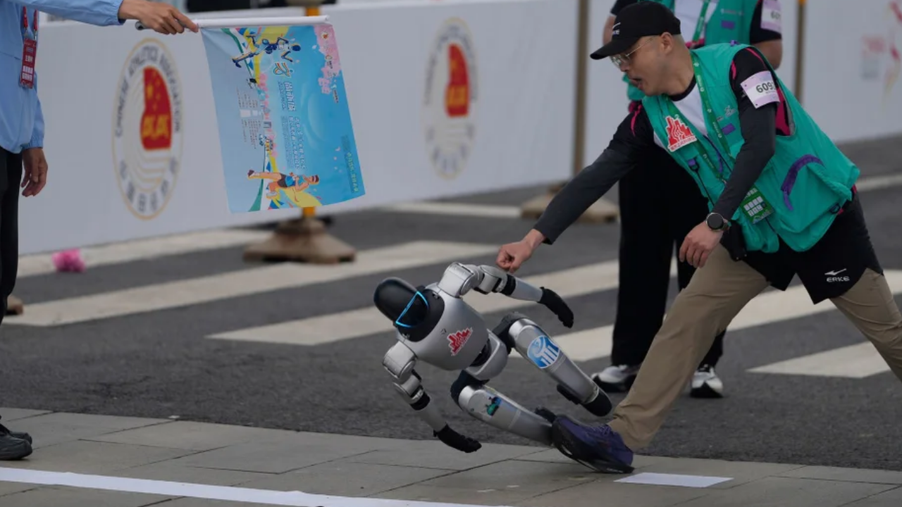 Tarihi Maraton Çin'de 21 Robot İnsanlara Meydan Okudu! (1)