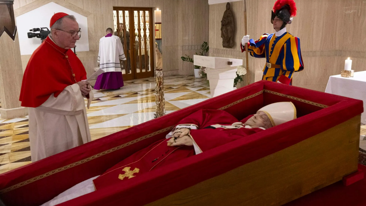 Vatikan’da Son Yolculuk Başladı Papa Francis’in Açık Tabuttaki Fotoğrafları Yayınlandı (1)
