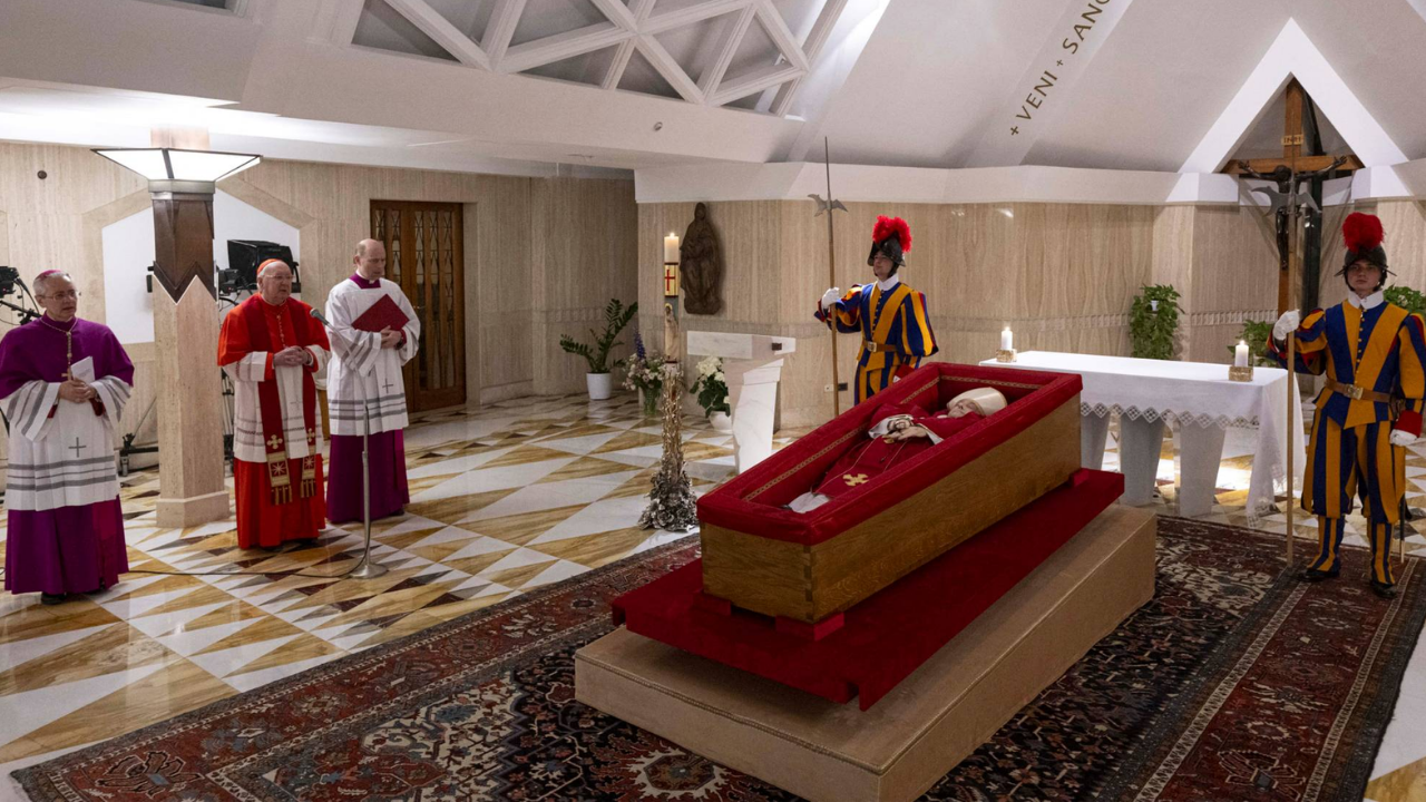 Vatikan’da Son Yolculuk Başladı Papa Francis’in Açık Tabuttaki Fotoğrafları Yayınlandı (2)